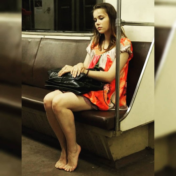 Женские ножки в метро