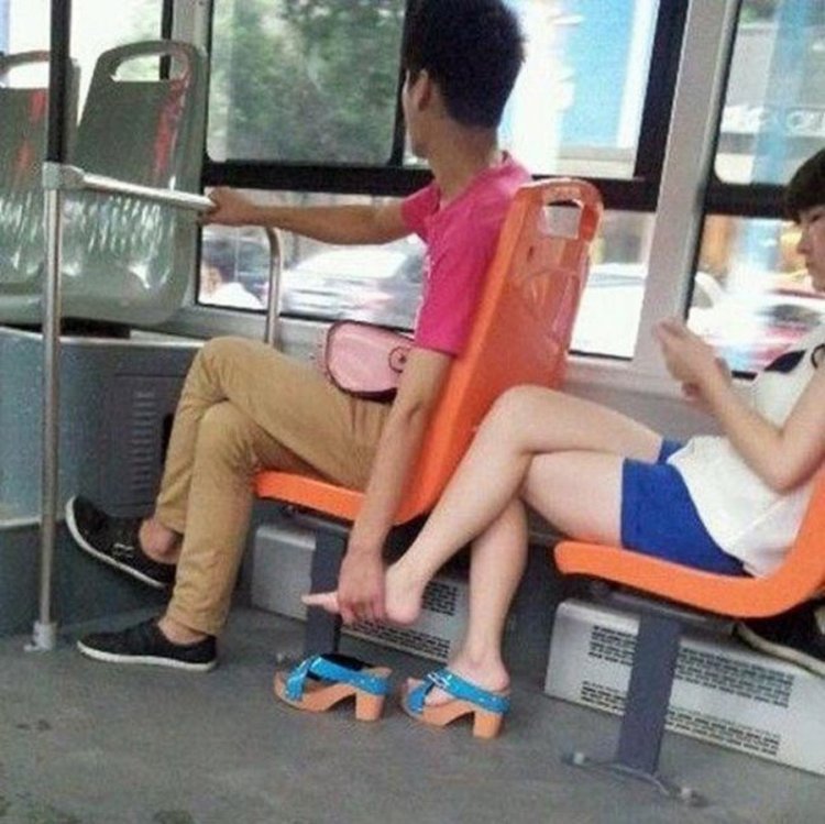 Ножки в общественном транспорте