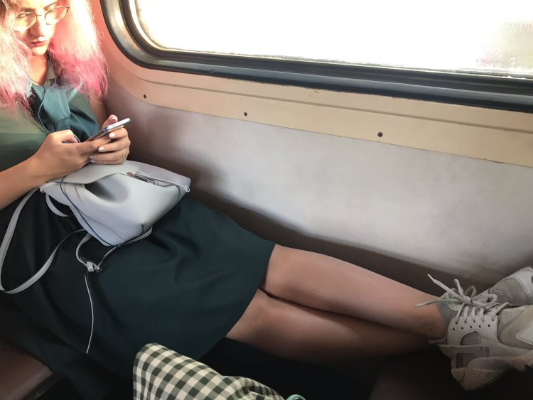 Ноги на сиденье