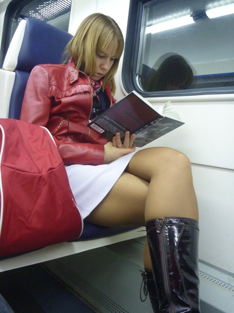 Женские ножки в общественном транспорте