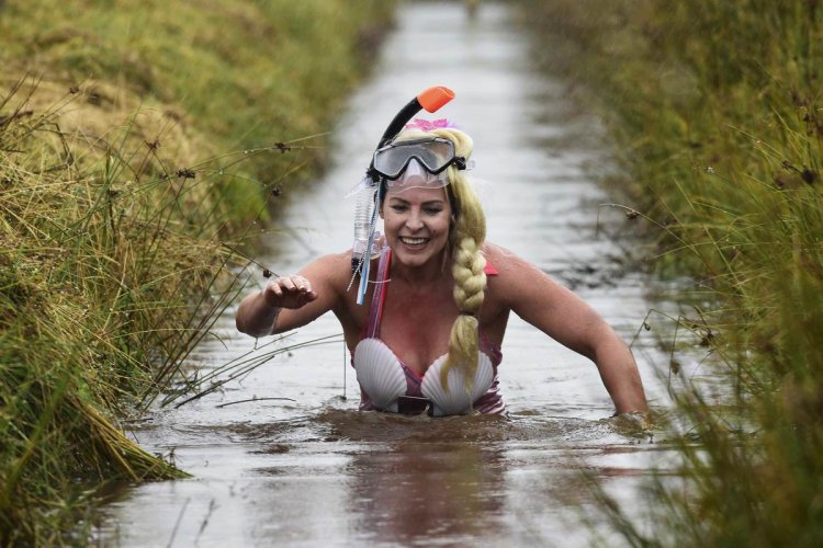 Женщина купается в болоте