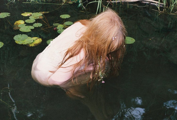 Девочка плавает в озере