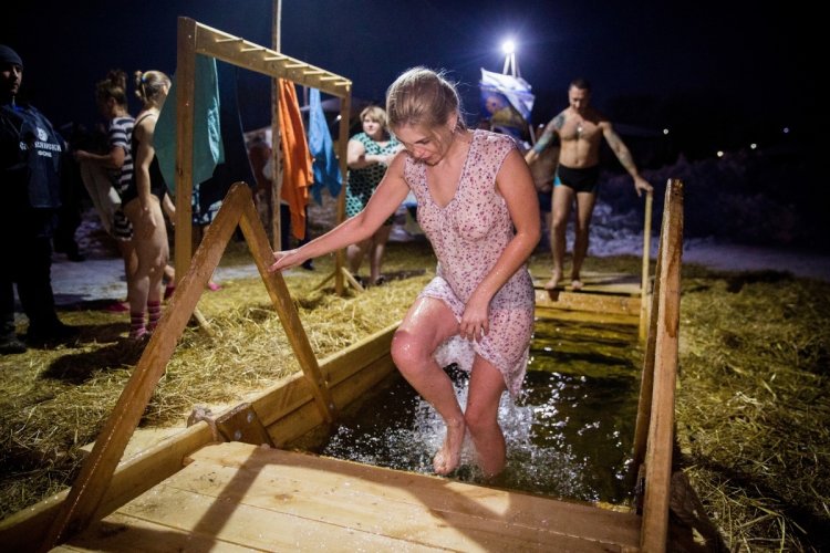 Купание в проруби на крещение 2018