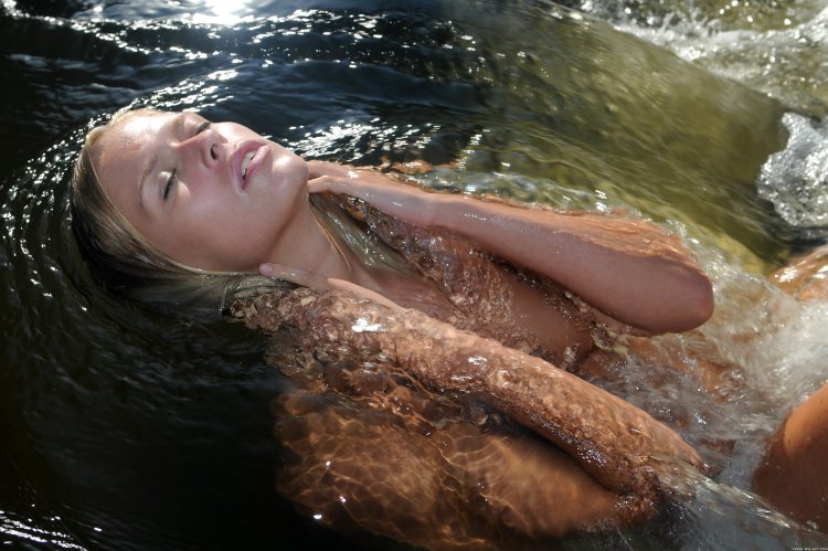 Девушки купаются без