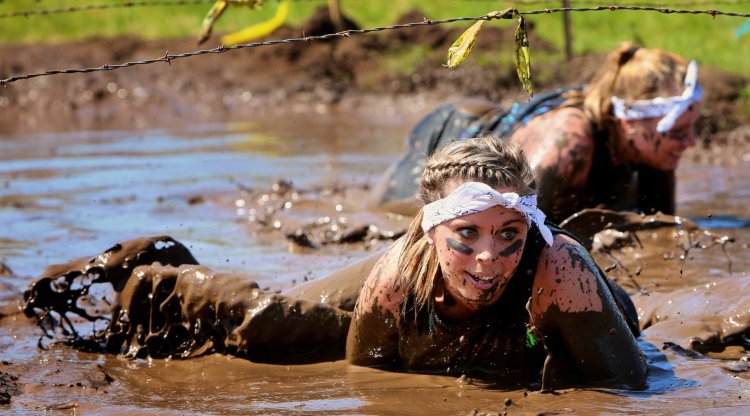 Девушки валяются в грязи
