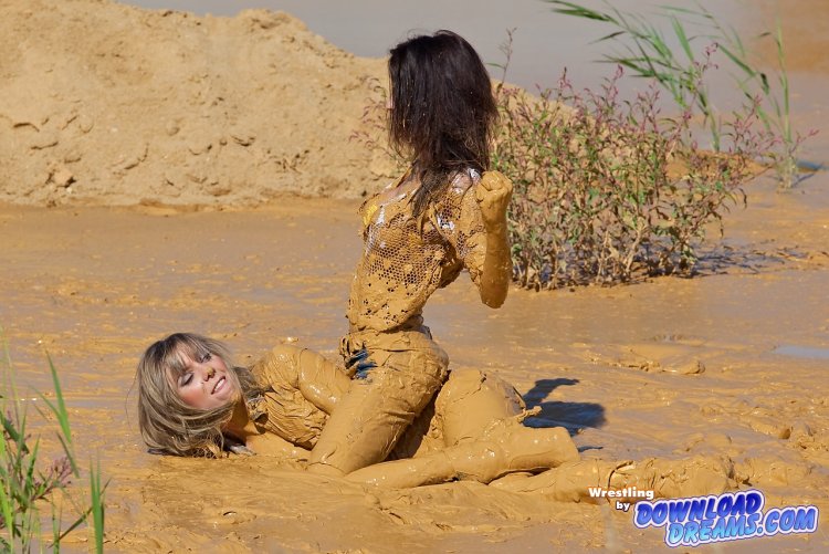 Девочки купаются в грязи