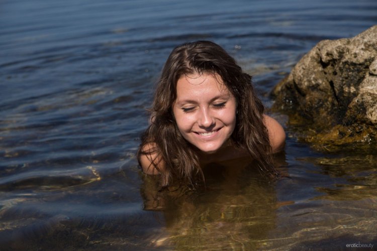 Красивая девушка купается в море