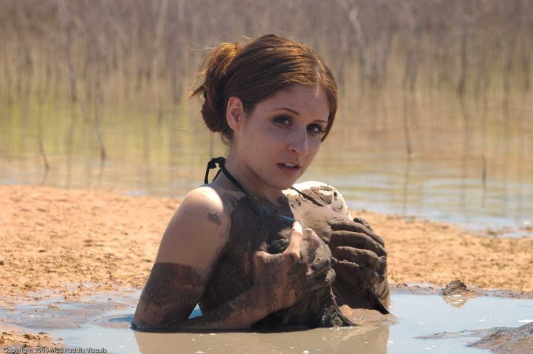 Девушка в грязной одежде