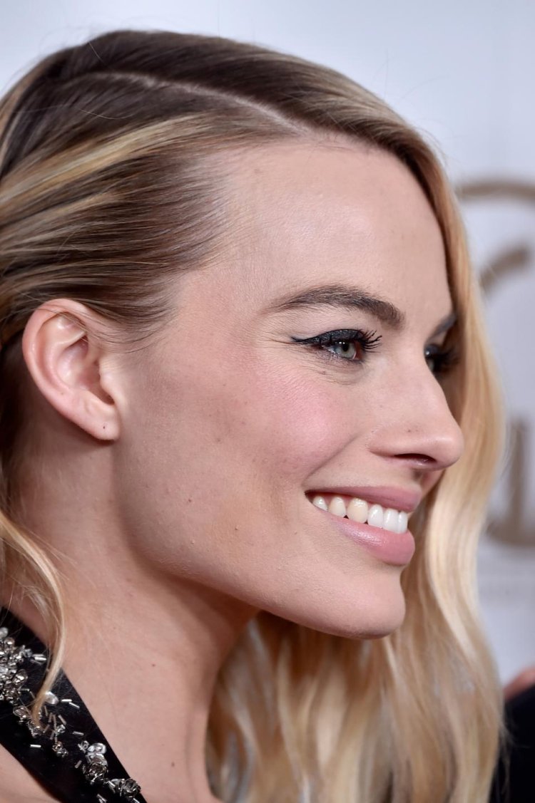 Марго Робби в профиль горбинка