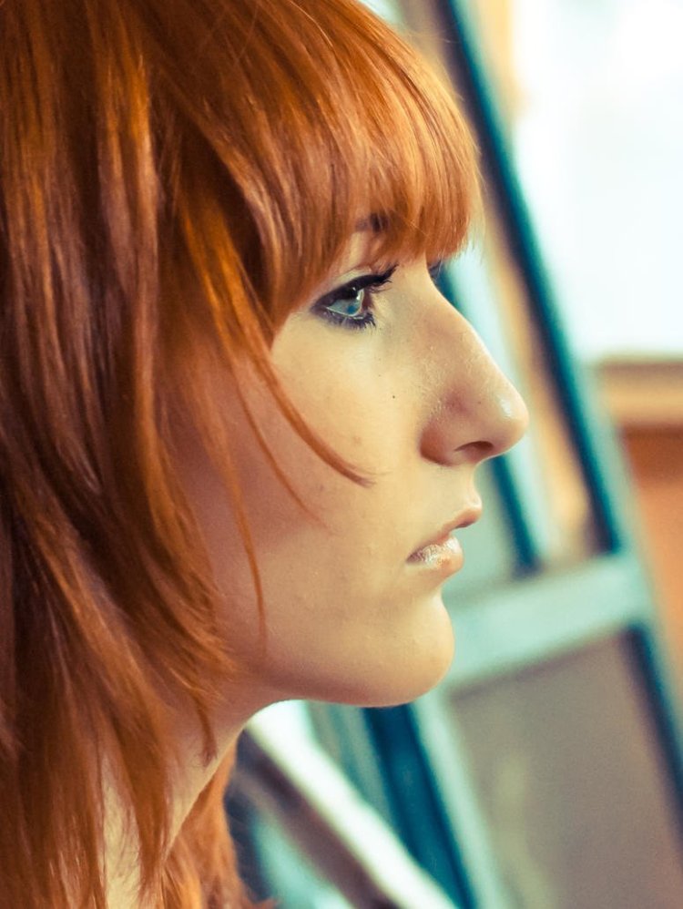 Рыжая девушка с длинным носом