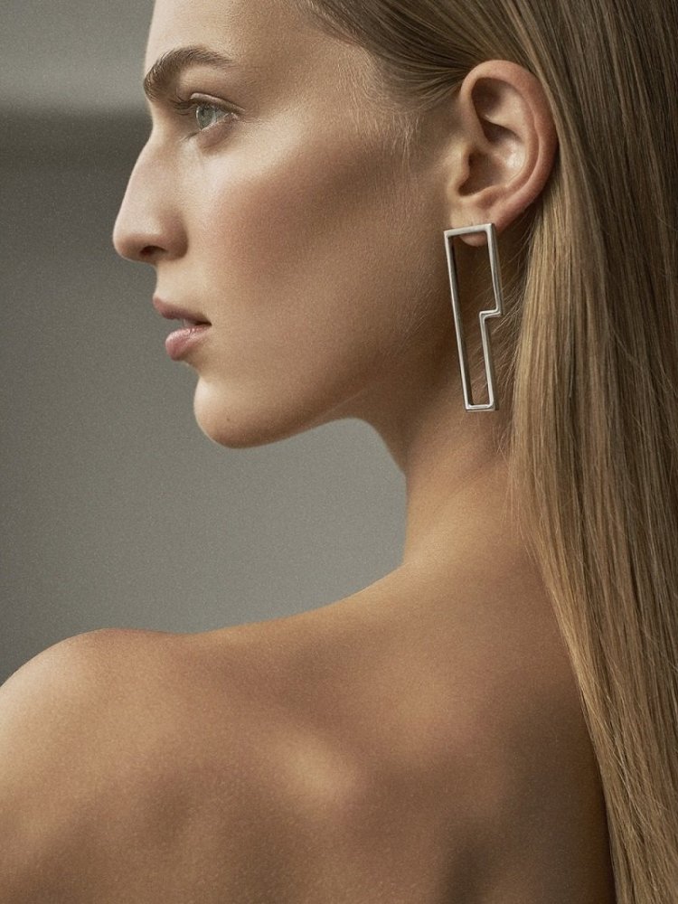 Греческий профиль девушки с горбинкой на носу