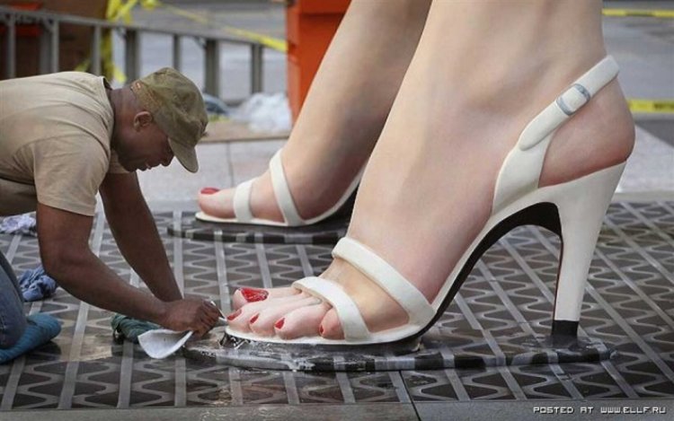 Огромный каблук смешной