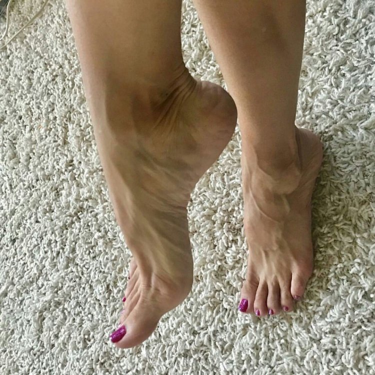 Толстые ножки босиком