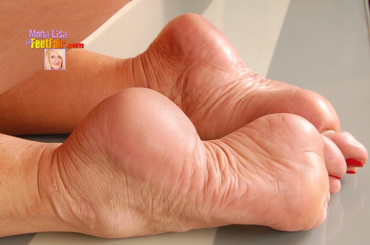 Mona Lisa feet