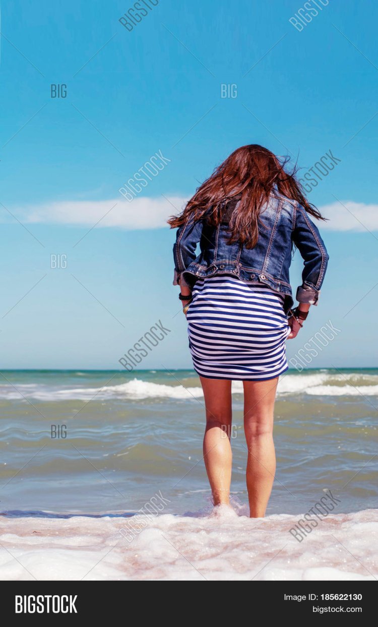 Полная девушка со спины