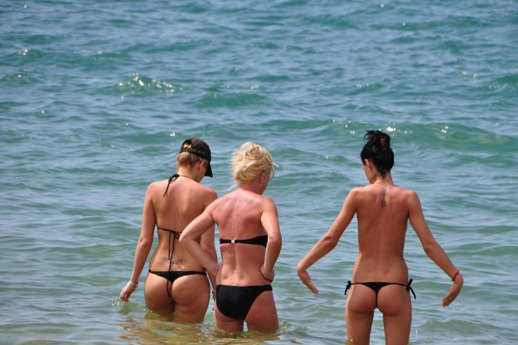 Топлесс в стрингах на пляже