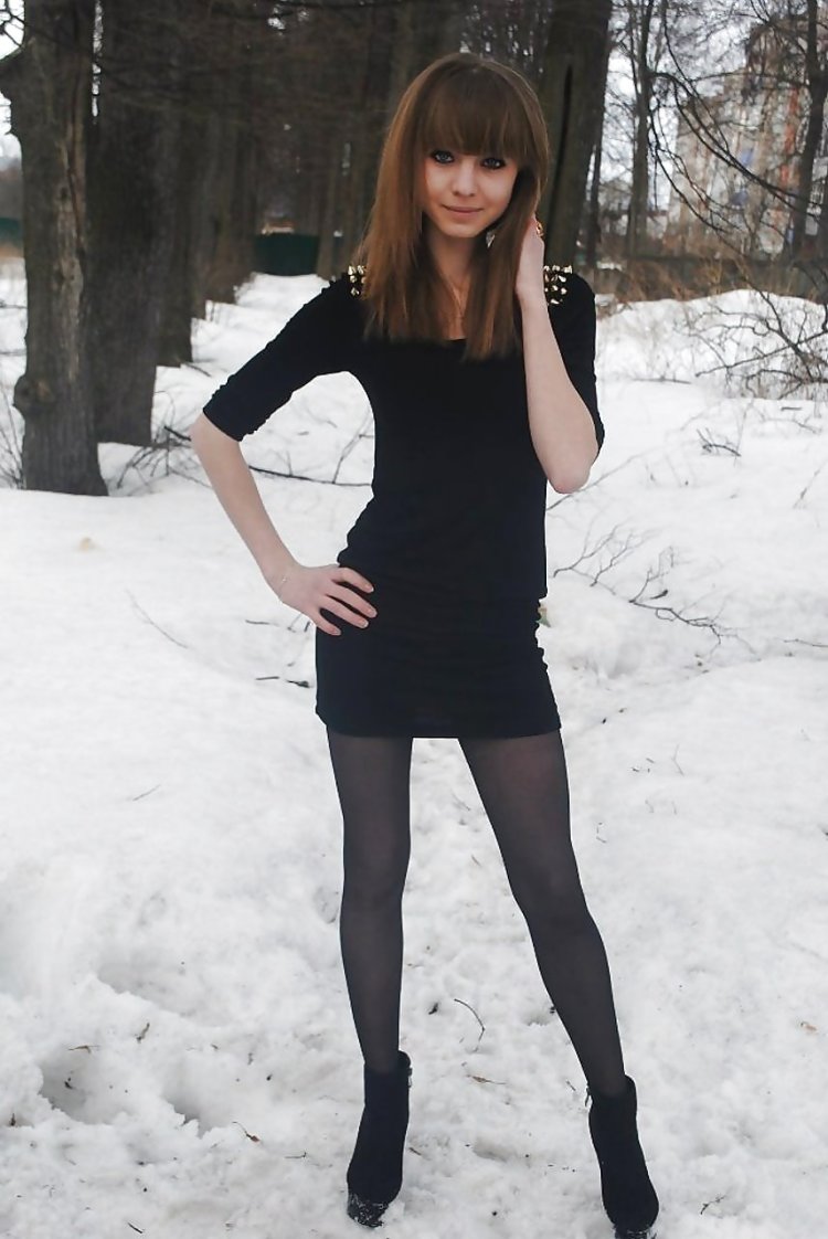 Девушка в коротком платье 14 лет