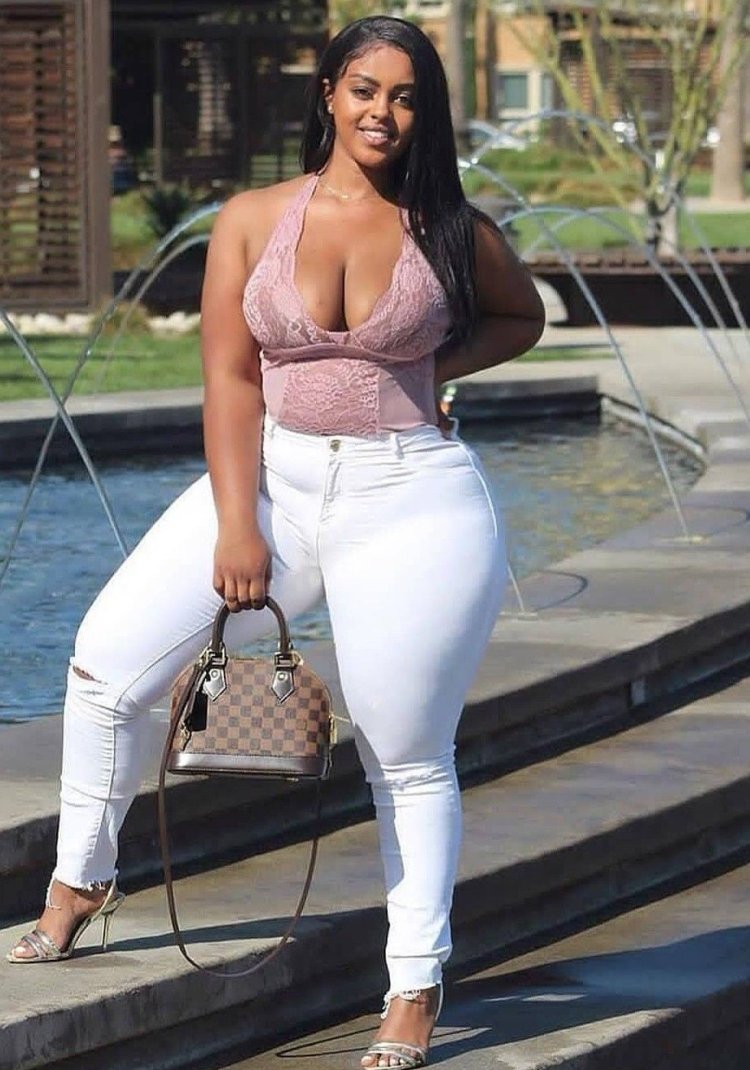 Огромные широкие бедра