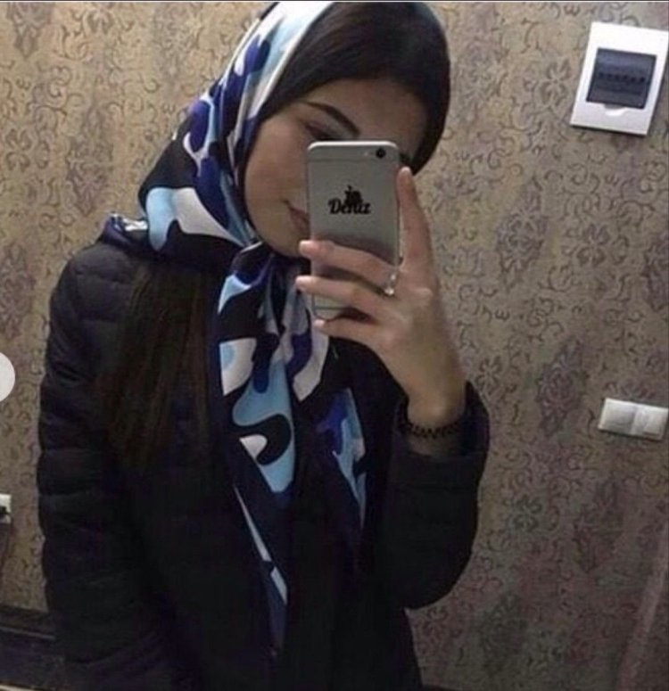 Девушка в хиджабе с айфоном