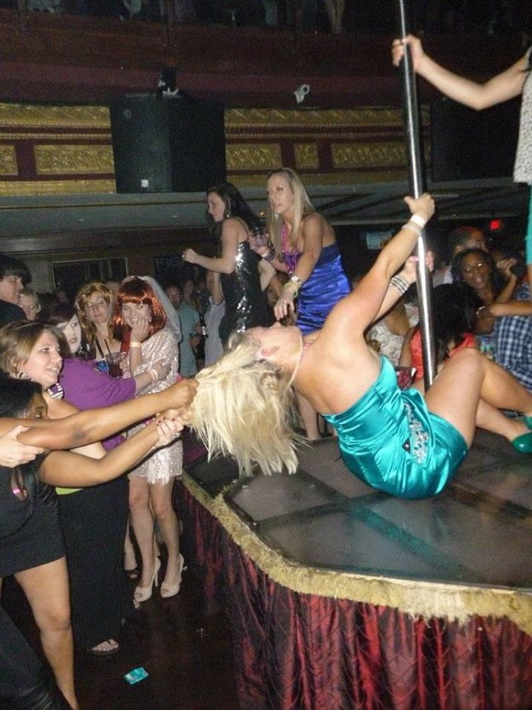 Девушка танцует на корпоративе