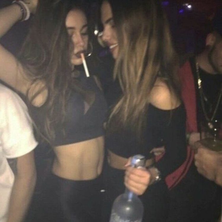 Две подруги с алкоголем