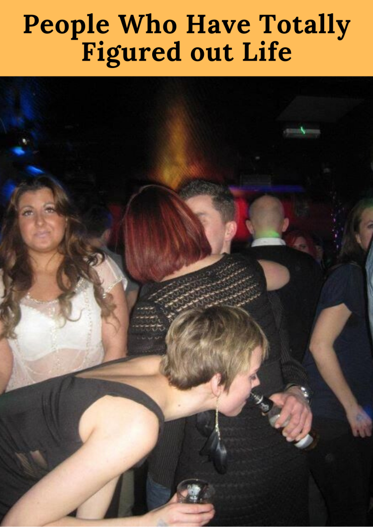 Пьяные девушки в ночном клубе