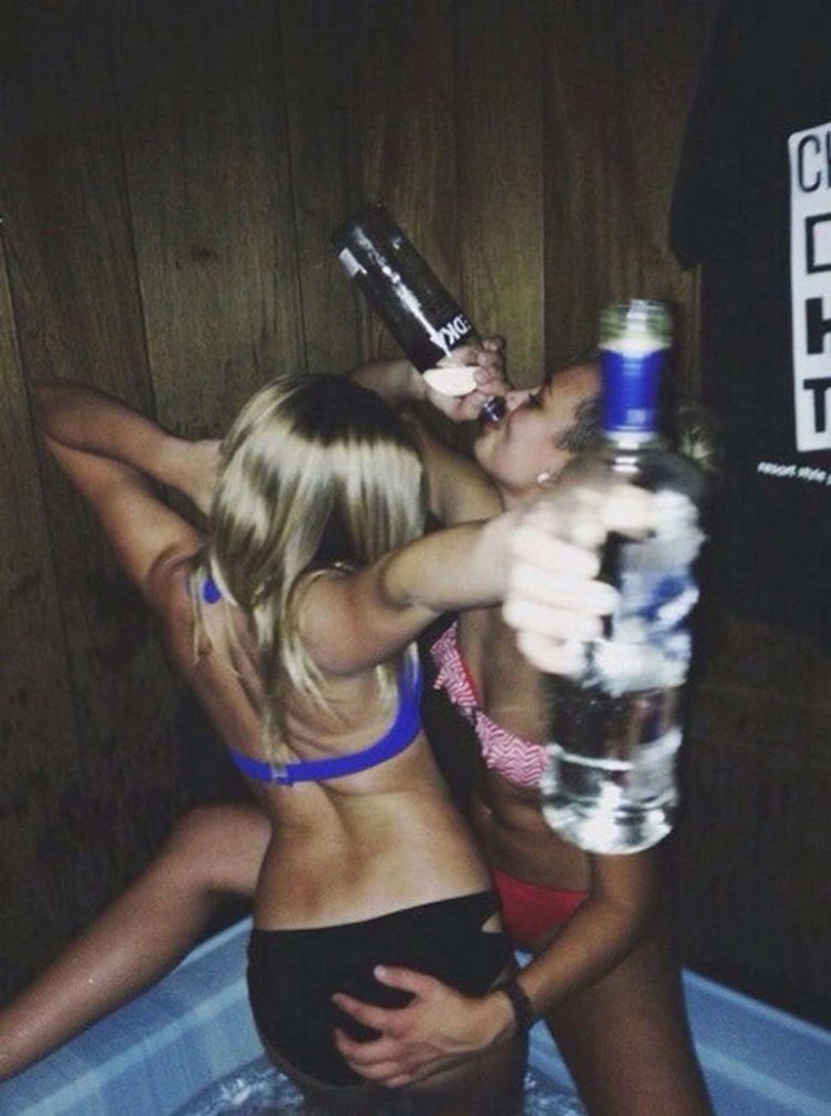 Красивая пьяная девушка