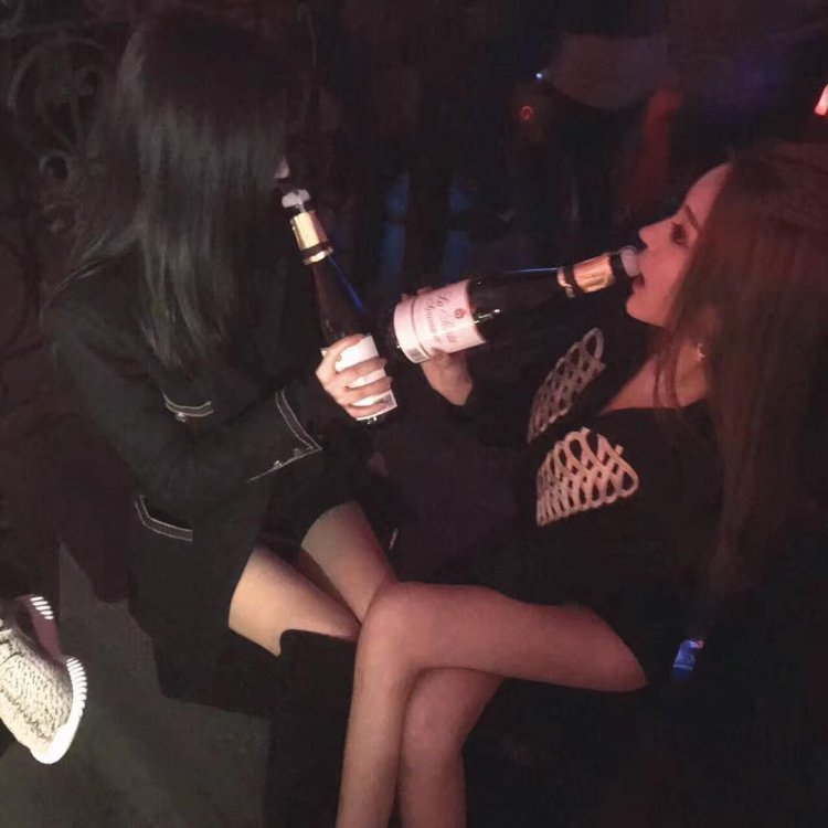 Девушка в клубе без лица