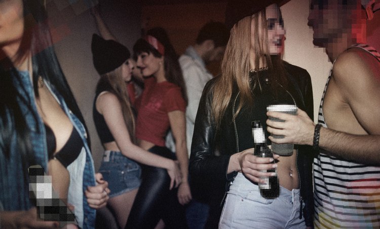 Пьяные девушки в ночном клубе поцелуй