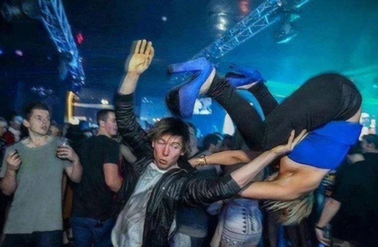 Пьяные люди в клубе