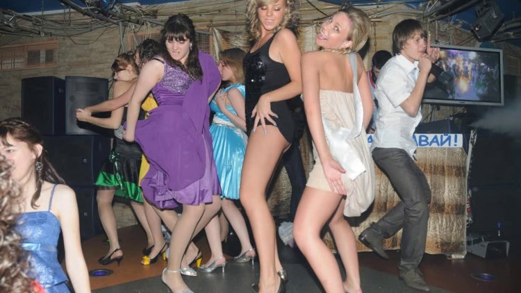 Обнажилась на корпоративе