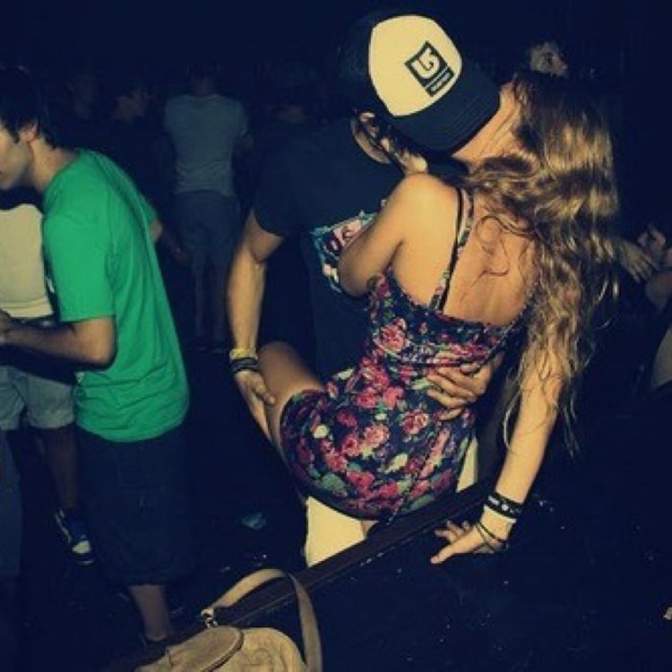 Парень и девушка танцуют в клубе