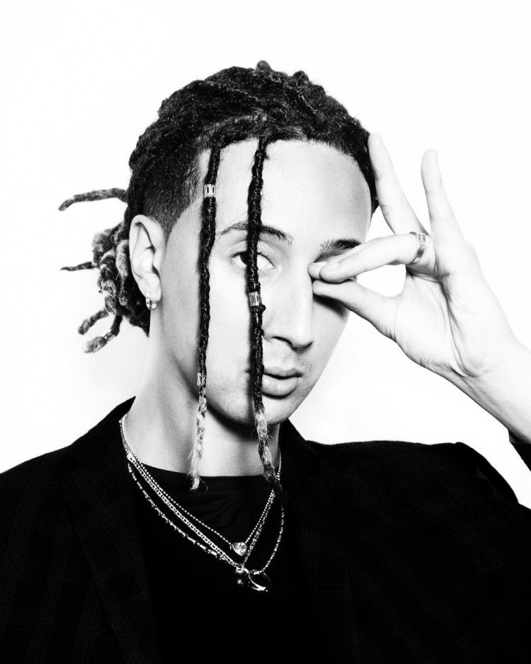Певец с дредами на муз