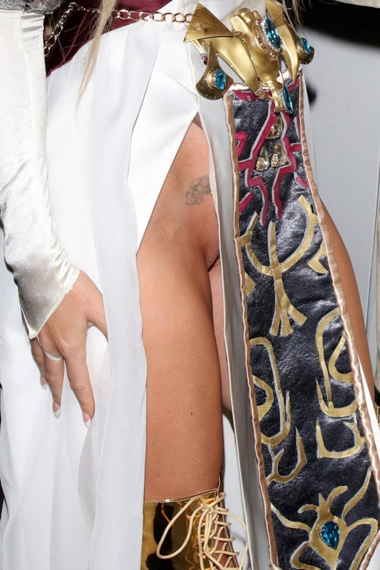 Меган Фокс перестаралась с нарядом на Хэллоуин