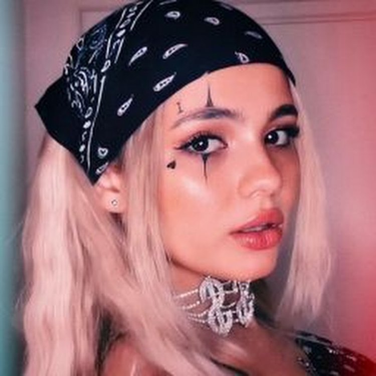 Валя карнаухова