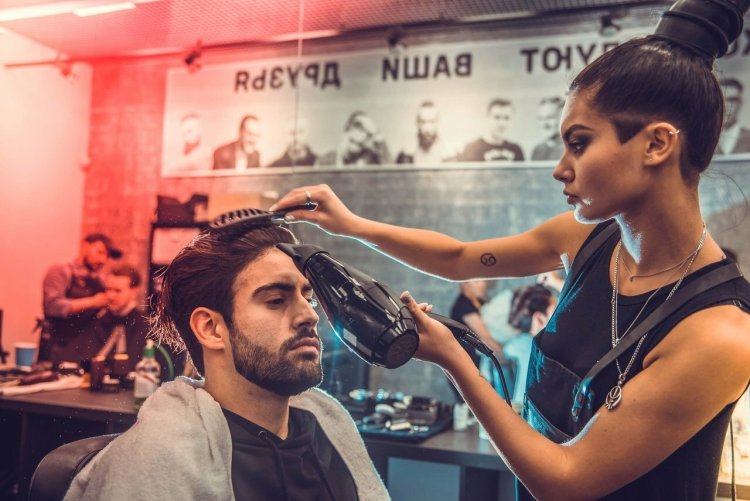 Стильный парикмахер