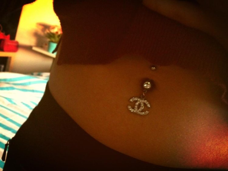 Висячий пирсинг на пупке