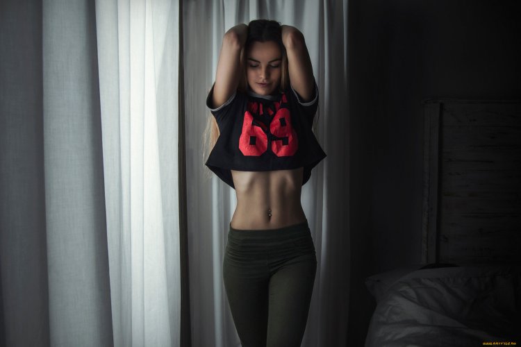 Красивые девушки с открытым животом
