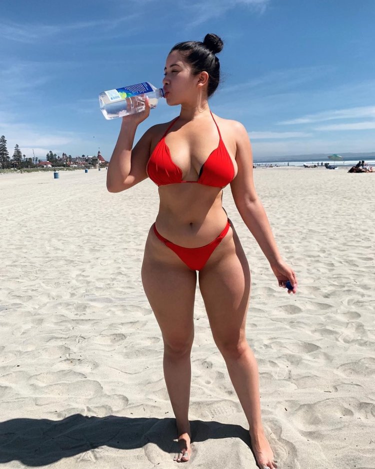 Selena Olivera бедра