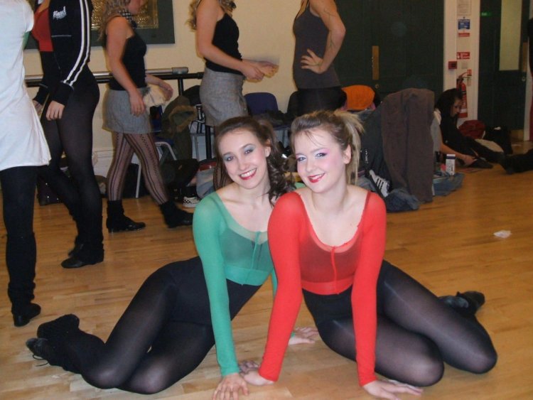 Девушки танцовщицы в колготках