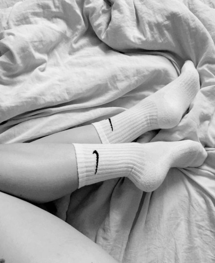 Фото девушек в белых носках