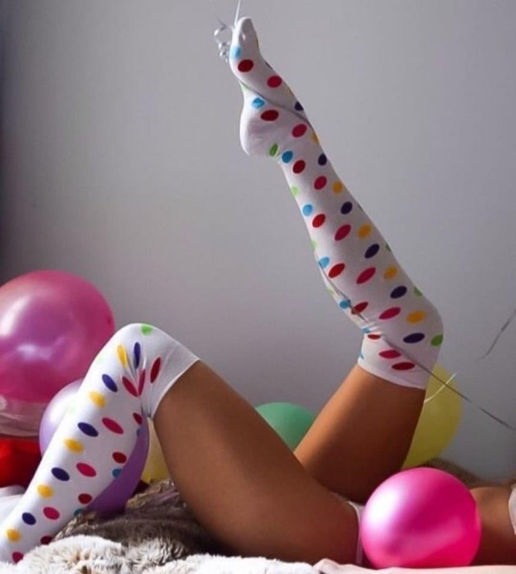 Женские ножки в носочках