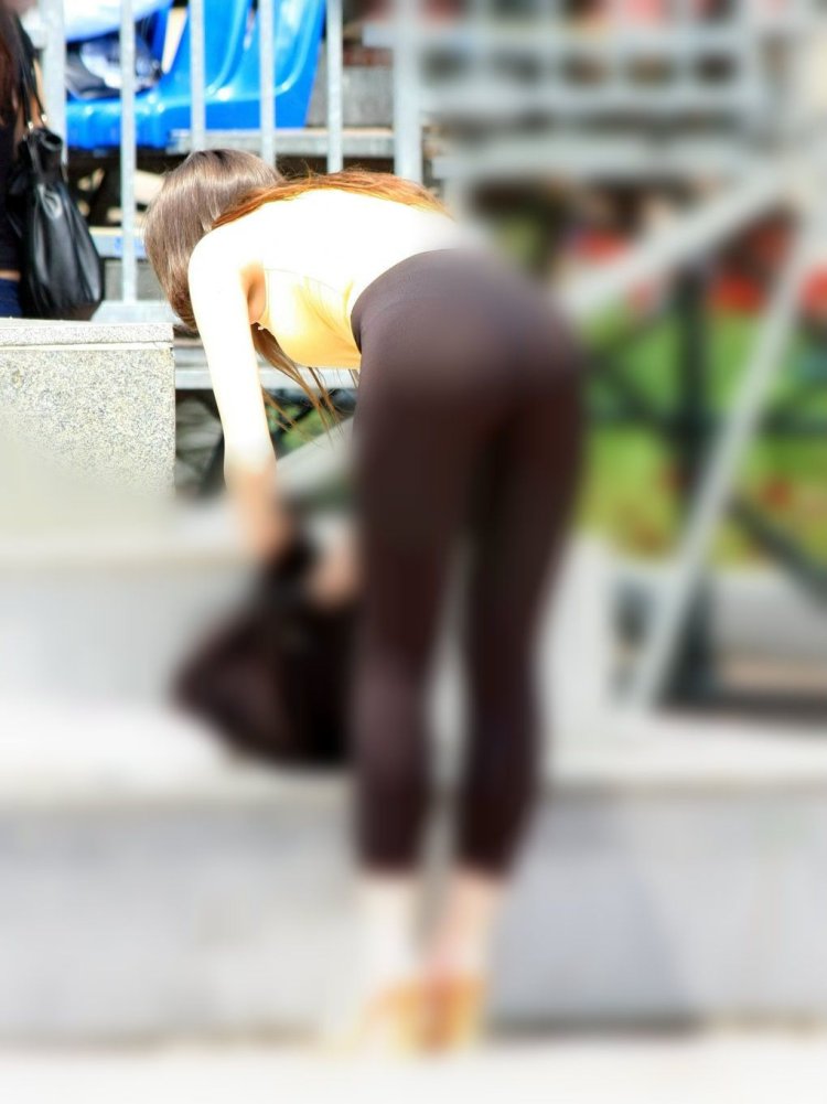 Прозрачные легинсы в зале