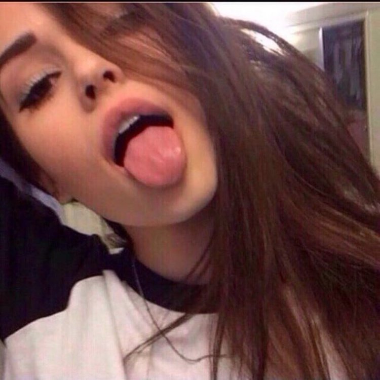 Красивые девушки с высунутым языком