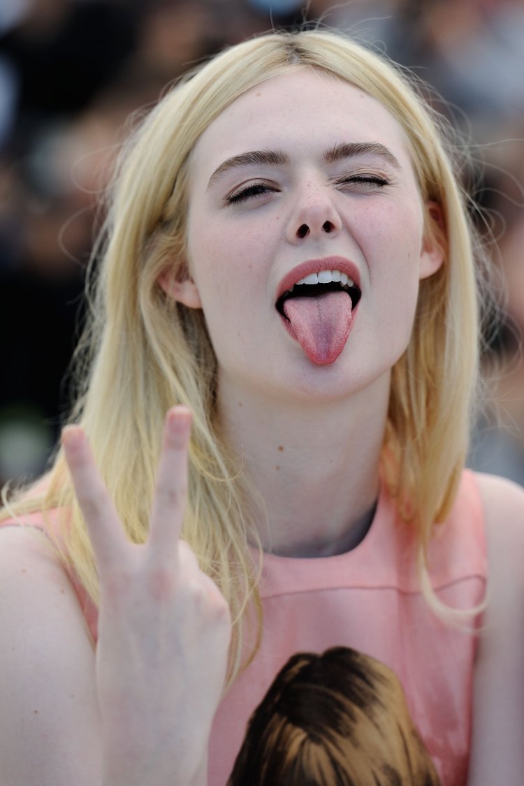 Эль Фаннинг улыбка