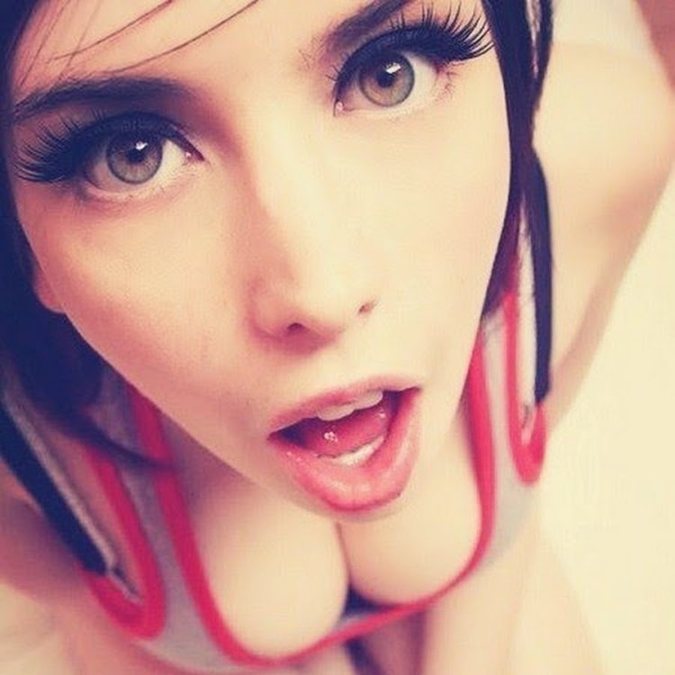 Красивые девушки с высунутым языком