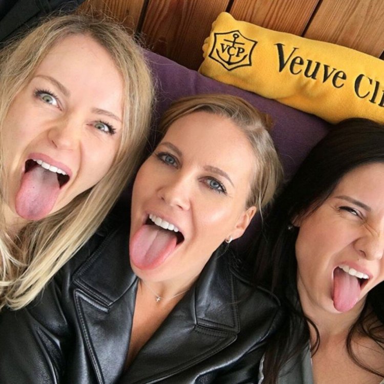 Подружки с открытым ртом