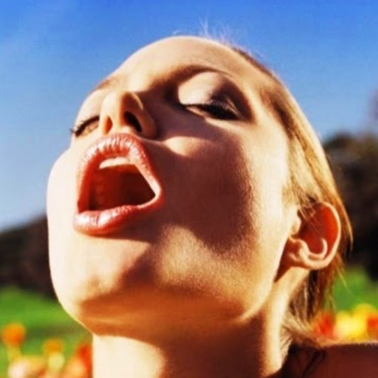 Запрокинутая голова с открытым ртом