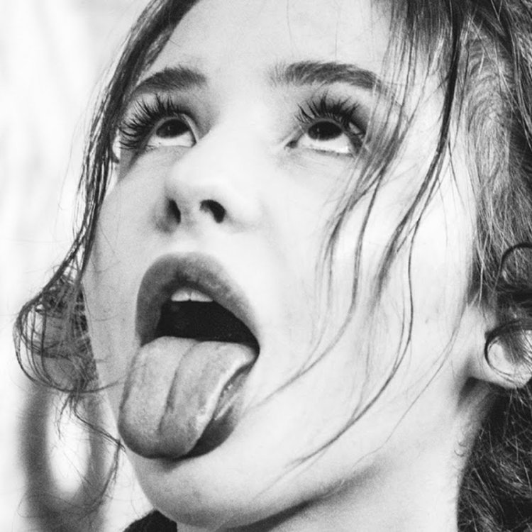 Девушка с высунутым языком