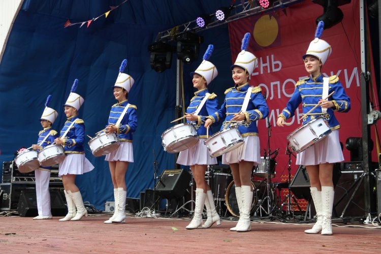 Ансамбль барабанщиц "мажоретки"